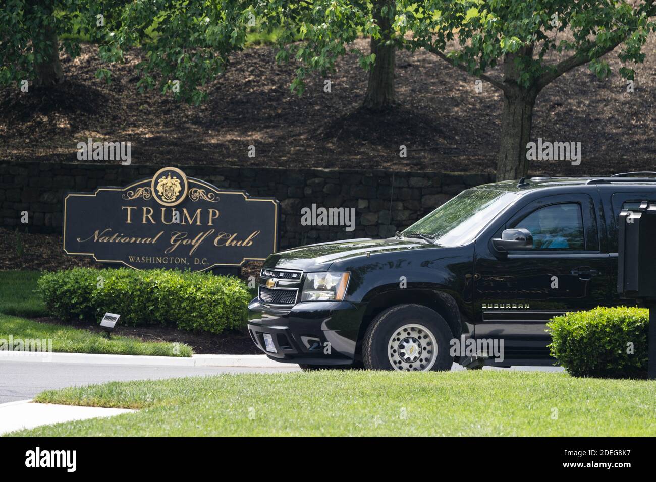 Ein Fahrzeug in der Autokolonne, das US-Präsident Donald J. Trump vom Trump National Golf Course zurück ins Weiße Haus in Sterling, Virginia, USA, führt, 04. Mai 2019. Dies war Präsident Trumps 174. Besuch in einem Golfclub seit seinem Amtsantritt. Bevor er Golf ging, als Reaktion auf Nachrichtenberichte, wonach Nordkorea eine Kurzstreckenrakete getestet habe, twitterte Trump seine Überzeugung, dass der nordkoreanische Diktator Kim Jong UN "sein Versprechen an mich nicht brechen will". Stockfoto