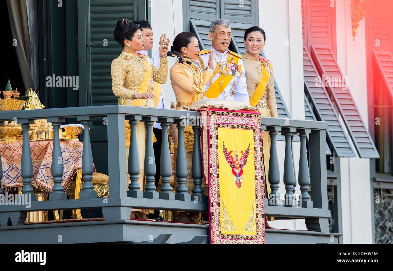 Thailands König Maha Vajiralongkorn und Königin Suthida erscheinen auf dem Balkon des Suddhaisavarya Prasad Hall des Großen Palastes, während sie eine öffentliche Audienz am letzten Tag seiner königlichen Krönung in Bangkok, Thailand am 6. Mai 2019 gewähren. Foto von Loic Baratoux/ABACAPRESS.COM Stockfoto