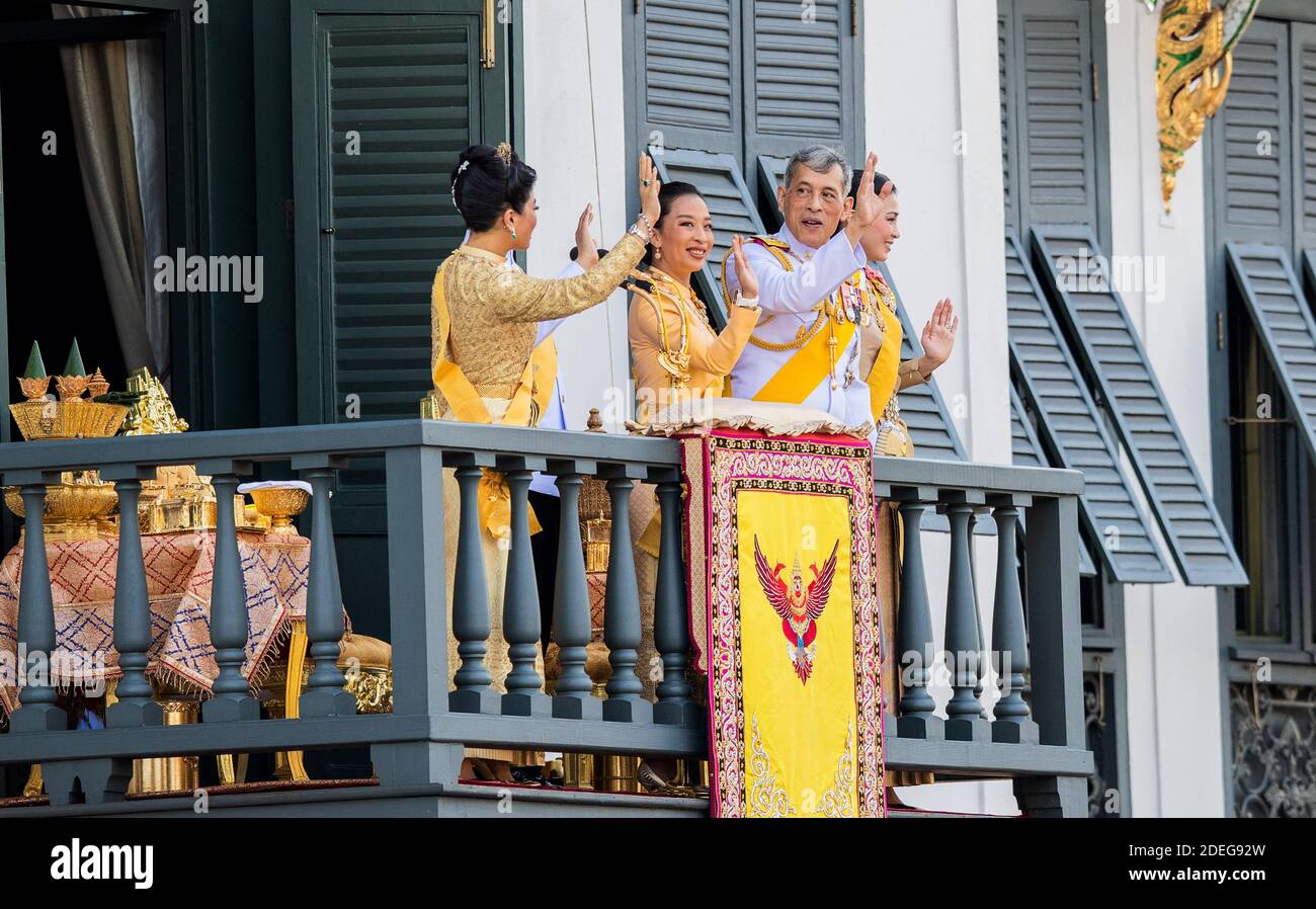 Thailands König Maha Vajiralongkorn und Königin Suthida erscheinen auf dem Balkon des Suddhaisavarya Prasad Hall des Großen Palastes, während sie eine öffentliche Audienz am letzten Tag seiner königlichen Krönung in Bangkok, Thailand am 6. Mai 2019 gewähren. Foto von Loic Baratoux/ABACAPRESS.COM Stockfoto