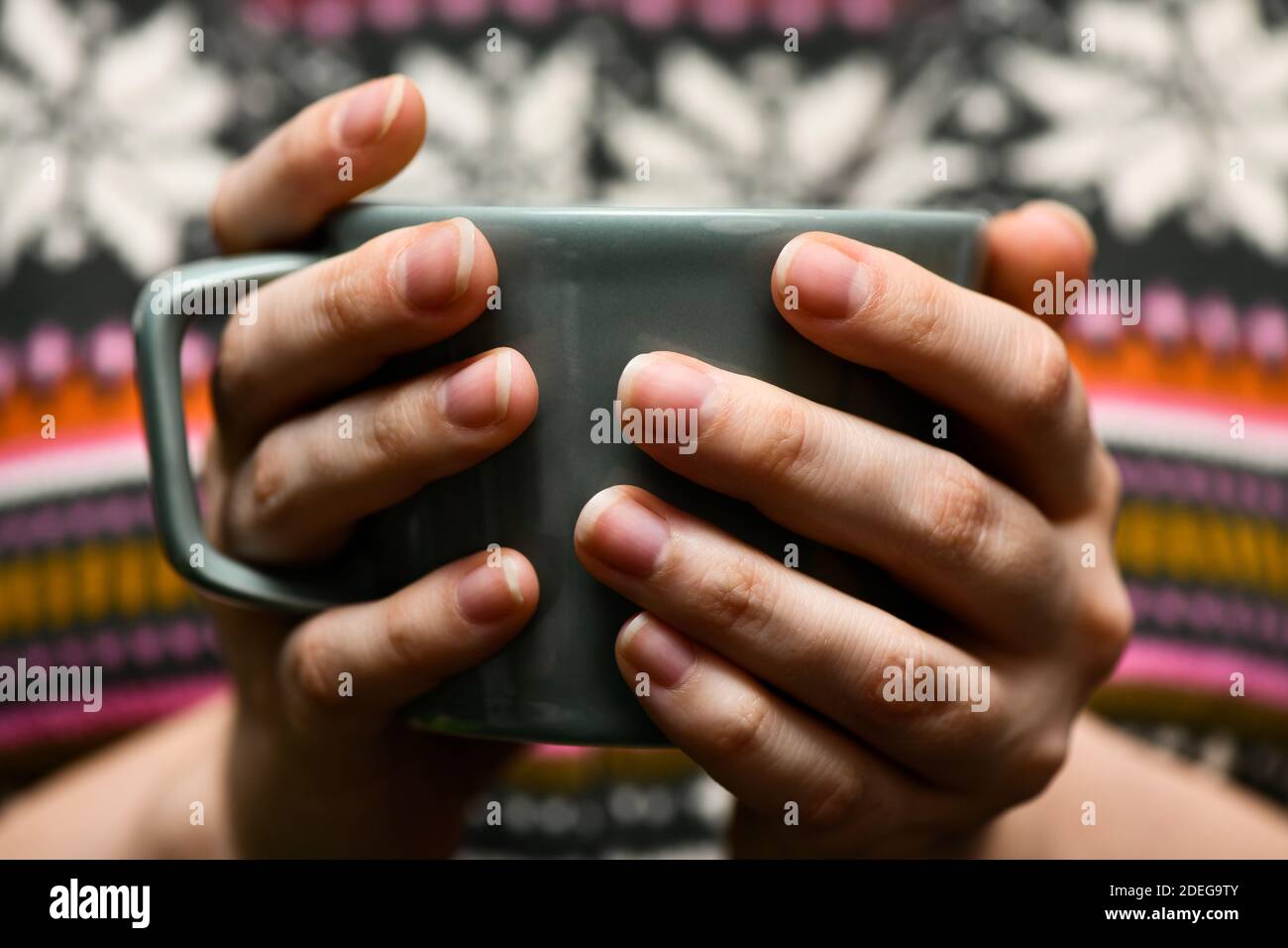 Junge Frau hält heißen Kakao oder Kaffee c. Herbst oder Winter launisch Wochenende, Neujahr und Weihnachten Hintergrund. Fauler Tag, Quarantäne, zu Hause bleiben, gemütlich Stockfoto