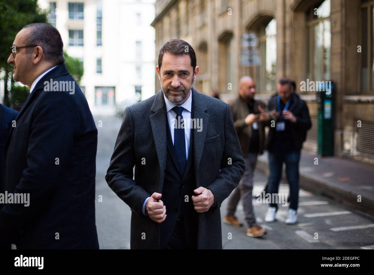 Christophe Castaner, französischer Innenminister, der Staatssekretär Laurent Nunez und Anne Hidalgo, Bürgermeister von paris, weihen die Gedenktafel für Ronan Gosnet, Opfer des Terrorismus, im Mai 12 2019 in Paris ein. Foto von Raphael Lafargue/ABACAPRESS.COM Stockfoto