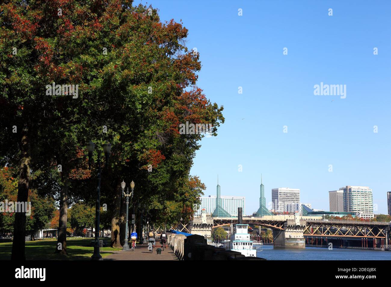 Portland, Stadt der Brücken: Burnside Bridge und Tom McCall Waterfront Park. Stockfoto