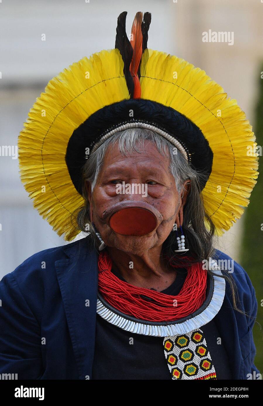 Brasiliens legendärer indigener Chef Raoni Metuktyre (C) posiert am 16. Mai 2019 in Paris vor den Toren des Präsidentenpalastes Elysee, als sie zu einem Treffen mit dem französischen Präsidenten eintreffen, Teil einer dreiwöchigen Tour durch Europa, bei der sie Staatsoberhäupter treffen werden. Prominente und der Papst zu den wachsenden Bedrohungen für den Amazonas zu markieren. Der ältere Kayapo-Chef, international bekannt durch seine traditionelle Lippenplatte und Federkopfschmuck, wird versuchen, eine Million Euro (0,1 Million) zu sammeln, um das Amazonas-Xingu-Reservat, Heimat vieler brasilianischer Stammesvölker, besser vor Holzfällern zu schützen, f Stockfoto