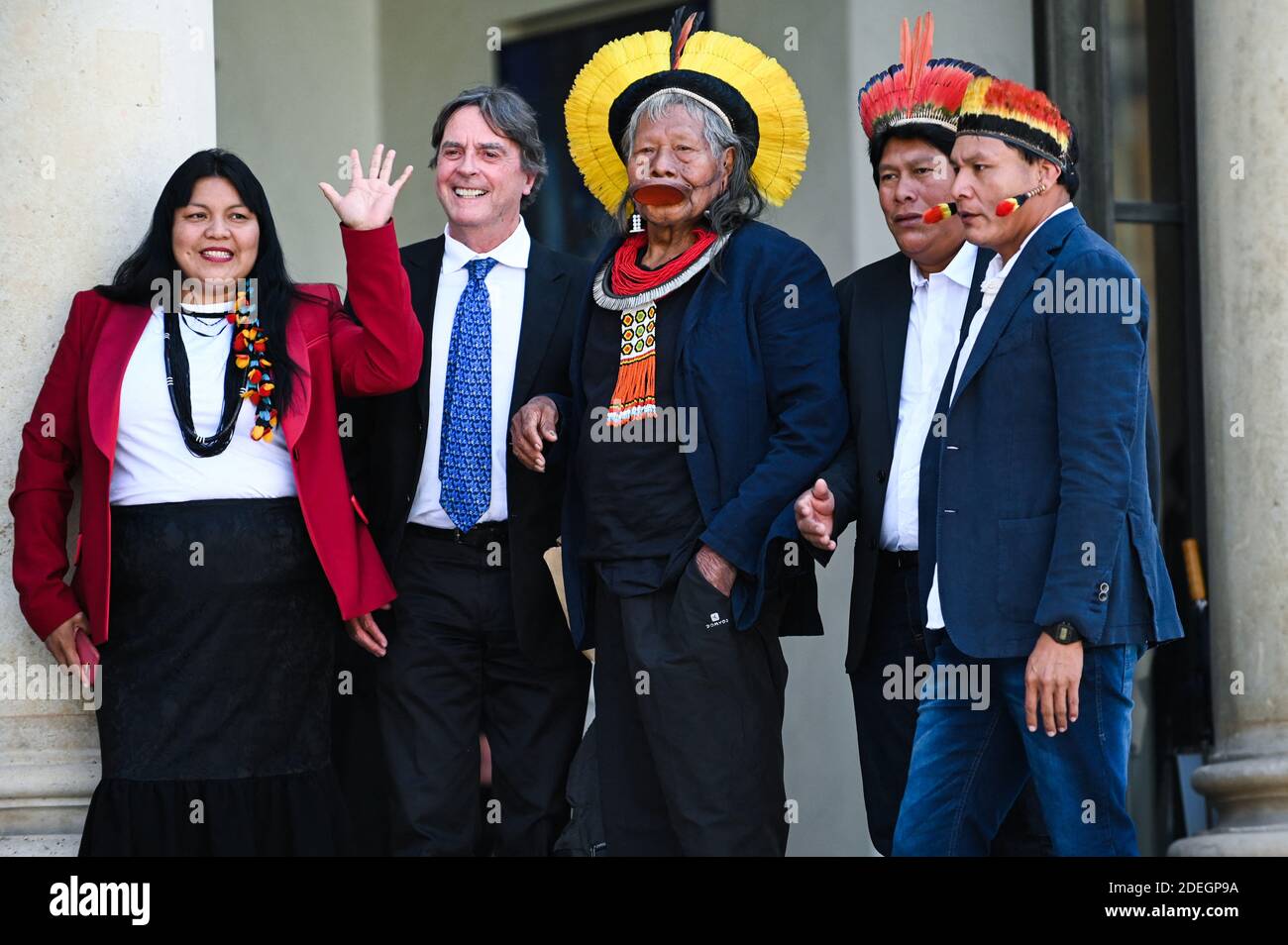 Brasiliens legendärer indigener Chef Raoni Metuktyre (C) und drei indigene Führer aus dem Xingu-Reservat stehen am 16. Mai 2019 vor den Toren des Präsidentenpalastes Elysee in Paris, als sie zu einem Treffen mit dem französischen Präsidenten eintreffen. Teil einer dreiwöchigen Tour durch Europa, auf der sie Staatsoberhäupter, Prominente und den Papst treffen werden, um die wachsenden Bedrohungen für den Amazonas zu beleuchten. Der ältere Kayapo-Chef, international bekannt durch seinen traditionellen Lippenstift und Federkopfschmuck, wird versuchen, eine Million Euro (0,1 Million) zu sammeln, um das Amazonas-Xingu-Reservat besser zu schützen Stockfoto