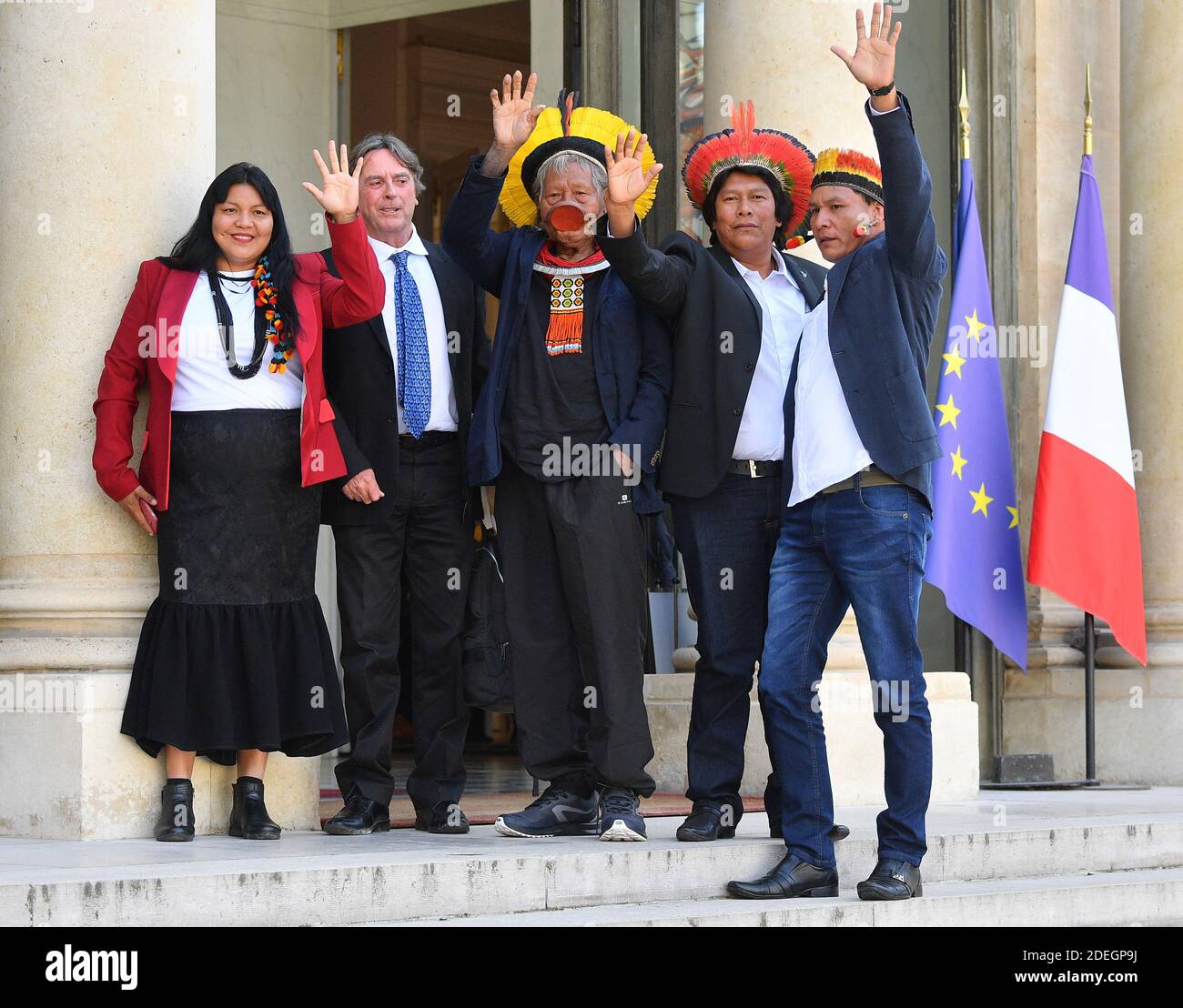 Brasiliens legendärer indigener Chef Raoni Metuktyre und drei indigene Führer aus dem Xingu-Reservat stehen am 16. Mai 2019 vor den Toren des Präsidentenpalastes Elysee in Paris, als sie zu einem Treffen mit dem französischen Präsidenten eintreffen. Teil einer dreiwöchigen Tour durch Europa, auf der sie Staatsoberhäupter, Prominente und den Papst treffen werden, um die wachsenden Bedrohungen für den Amazonas zu beleuchten. Der ältere Kayapo-Chef, international bekannt durch seinen traditionellen Lippenstift und seinen Federkopfschmuck, wird versuchen, eine Million Euro (0,1 Million) aufzubringen, um das Amazonas-Xingu-Reservat, Heimat von M, besser zu schützen Stockfoto