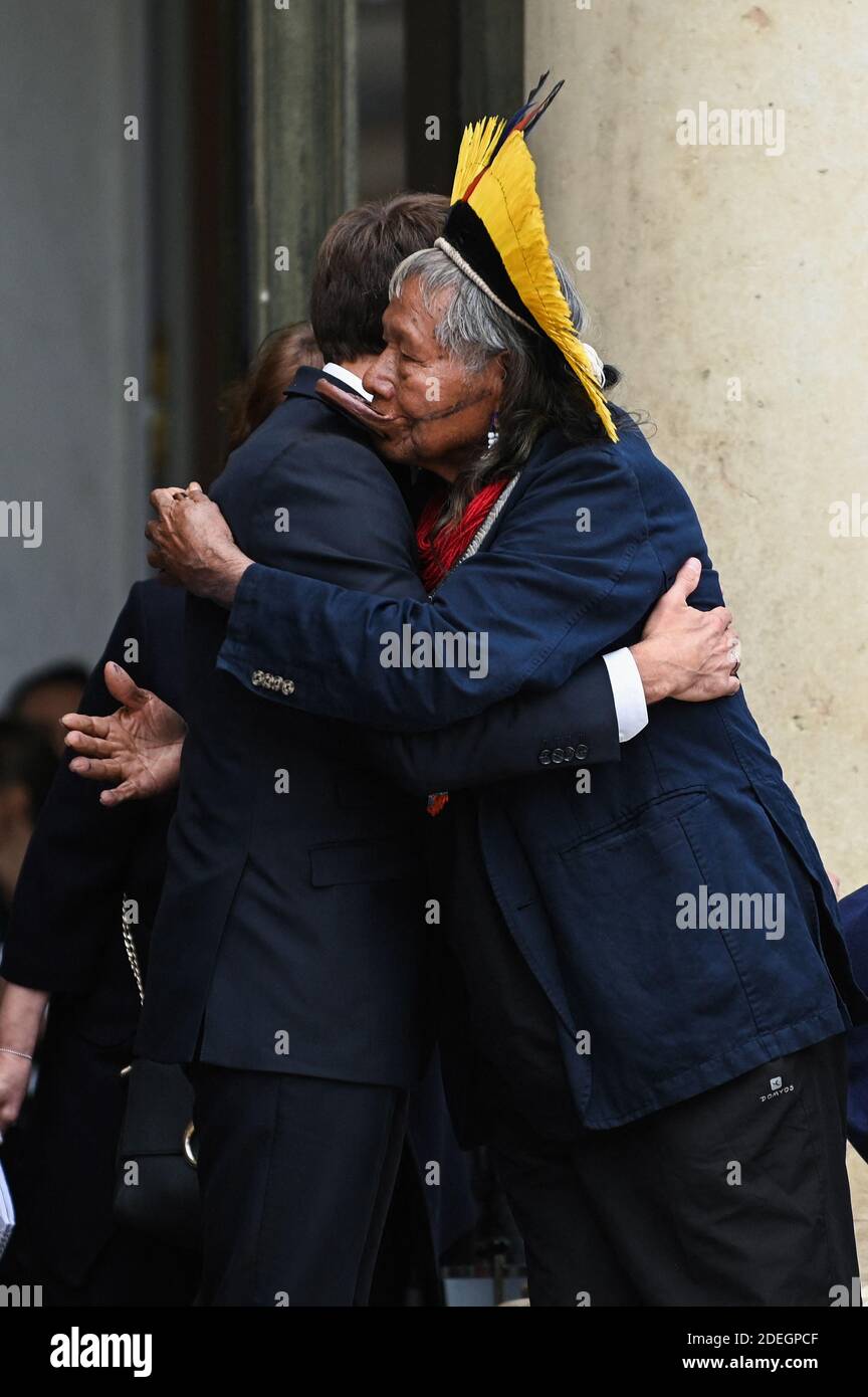 Brasiliens legendärer indigener Häuptling Raoni Metuktyre posiert mit dem französischen Präsidenten Emmanuel Macron nach ihrem Treffen im Elysee-Palast am 16. Mai 2019 in Paris, im Rahmen der dreiwöchigen Tour der brasilianischen Führer durch Europa, auf der sie Staatsoberhäupter treffen werden, Prominente und der Papst zu den wachsenden Bedrohungen für den Amazonas zu markieren. Der ältere Kayapo-Chef, international bekannt durch seine traditionelle Lippenplatte und seinen Federkopfschmuck, wird versuchen, eine Million Euro (1,1 Millionen USD) aufzubringen, um das Amazonas-Xingu-Reservat, Heimat vieler brasilianischer Stammesvölker, weit vor Holzfällern zu schützen Stockfoto