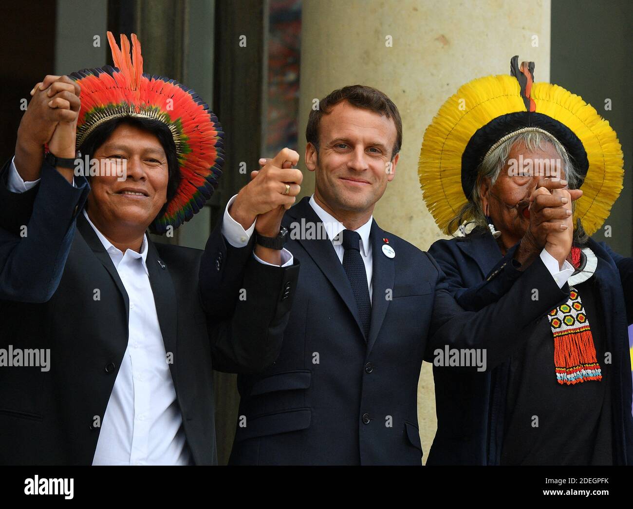 Brasiliens legendärer indigener Häuptling Raoni Metuktyre posiert mit dem französischen Präsidenten Emmanuel Macron nach ihrem Treffen im Elysee-Palast am 16. Mai 2019 in Paris, im Rahmen der dreiwöchigen Tour der brasilianischen Führer durch Europa, auf der sie Staatsoberhäupter treffen werden, Prominente und der Papst zu den wachsenden Bedrohungen für den Amazonas zu markieren. Der ältere Kayapo-Chef, international bekannt durch seine traditionelle Lippenplatte und seinen Federkopfschmuck, wird versuchen, eine Million Euro (1,1 Millionen USD) aufzubringen, um das Amazonas-Xingu-Reservat, Heimat vieler brasilianischer Stammesvölker, weit vor Holzfällern zu schützen Stockfoto