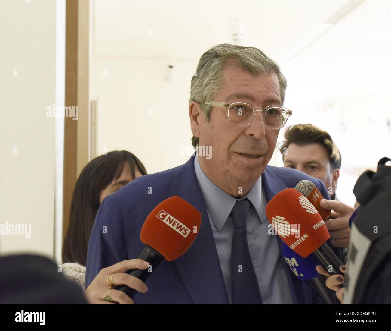 Der Bürgermeister von Levallois-Perret, Patrick Balkany, spricht am 16. Mai 2019 zu den Medien, nachdem der Staatsanwalt eine Freiheitsstrafe von vier Jahren und eine Freiheitsstrafe von zehn Jahren gegen ihn verlangt. Er wird zusammen mit seiner Frau wegen Steuerbetrug und verschärften Geldwäschebetrugs in zwei Anklagepunkten strafrechtlich verfolgt. Der Bürgermeister von Levallois-Perret (Hauts-de-seine) und seine stellvertretende Bürgermeisterin werden vor allem verdächtigt, bei den Steuerbehörden ein Vermögen von mindestens 16 Millionen Euro versteckt zu haben. Der Prozess findet bis zum 20. Juni 2019 statt. Foto von Patrice Pierrot/Avenir Pictures/ABACAPRESS.COM Stockfoto