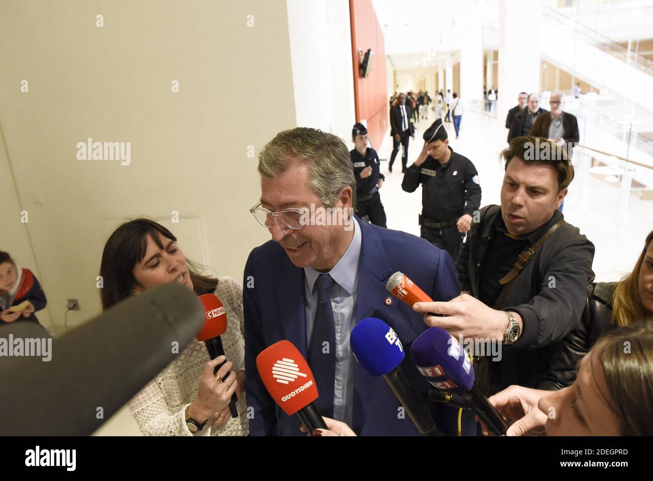 Der Bürgermeister von Levallois-Perret, Patrick Balkany, spricht am 16. Mai 2019 zu den Medien, nachdem der Staatsanwalt eine Freiheitsstrafe von vier Jahren und eine Freiheitsstrafe von zehn Jahren gegen ihn verlangt. Er wird zusammen mit seiner Frau wegen Steuerbetrug und verschärften Geldwäschebetrugs in zwei Anklagepunkten strafrechtlich verfolgt. Der Bürgermeister von Levallois-Perret (Hauts-de-seine) und seine stellvertretende Bürgermeisterin werden vor allem verdächtigt, bei den Steuerbehörden ein Vermögen von mindestens 16 Millionen Euro versteckt zu haben. Der Prozess findet bis zum 20. Juni 2019 statt. Foto von Patrice Pierrot/Avenir Pictures/ABACAPRESS.COM Stockfoto