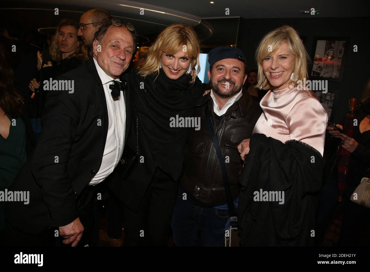 Michel Ansault, Julie Gayet, Jean-Louis Barcelona und Chantal Ladesou nehmen an der Orange Party Teil, die am 18. Mai 2019 im Plage Majestic im Rahmen der 72. Filmfestspiele von Cannes in Cannes, Frankreich, stattfand. Foto von Jerome Domine/ABACAPRESS.COM Stockfoto