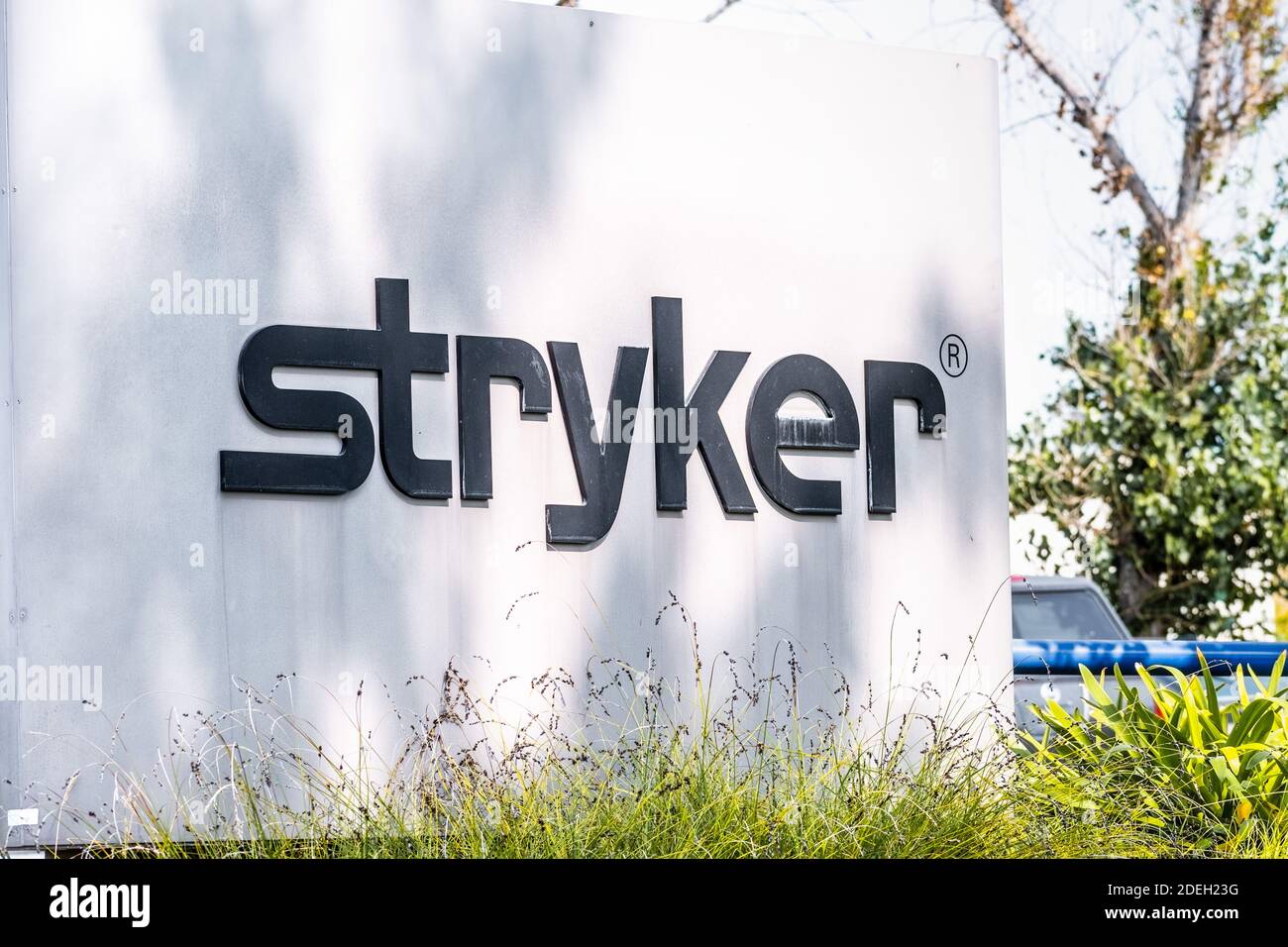 Sep 17, 2020 Fremont / CA / USA - Logo der Stryker Corporation am Hauptsitz im Silicon Valley; Stryker Corporation ist ein US-amerikanischer multinationaler Konzern Stockfoto