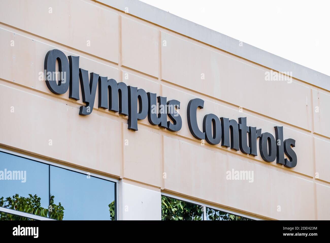 Sep 17, 2020 Fremont / CA / USA - Olympus Controls Logo am Hauptsitz im Silicon Valley; Olympus Controls Corporation wurde von Applied übernommen Stockfoto