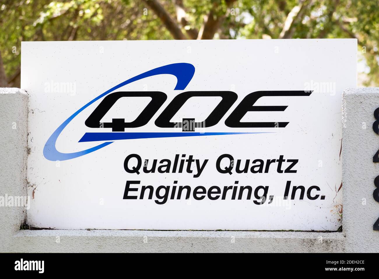 Sep 17, 2020 Newark / CA / USA - Quality Quartz Engineering unterzeichnet am Hauptsitz in Silicon Valley; Quality Quartz Engineering Inc ist ein Build-to Stockfoto