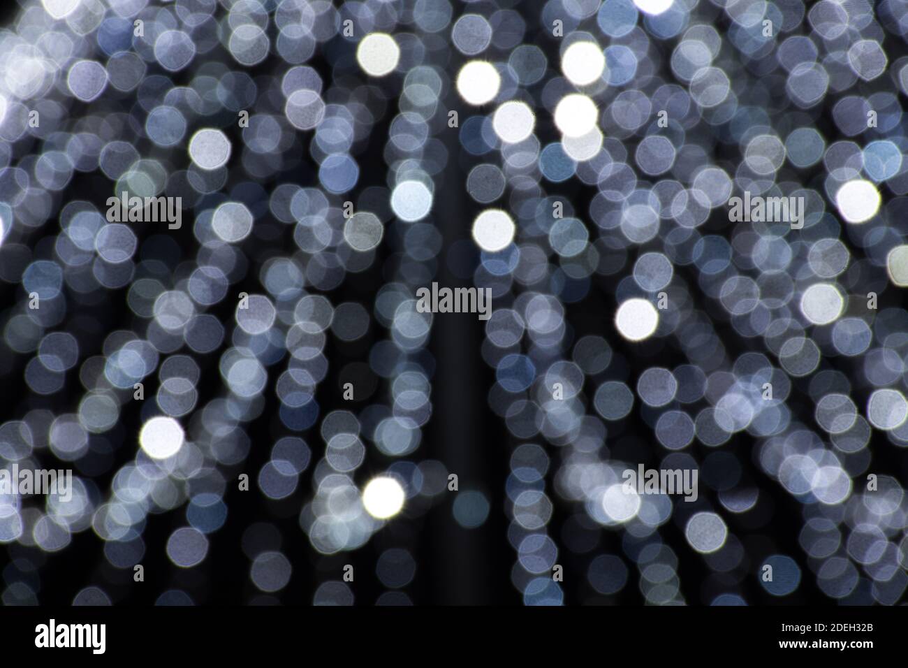 Abstrakter Bokeh-Hintergrund. Funkelnde Winterdekorationen Lichter, in der Nacht. Stockfoto