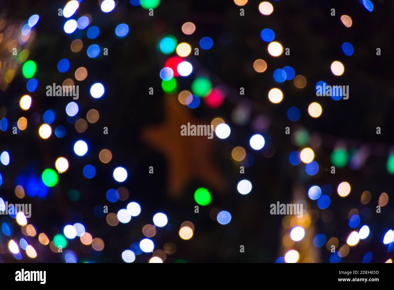 Farbenfroher abstrakter Bokeh-Hintergrund. Winterdekoration, in der Nacht. Stockfoto