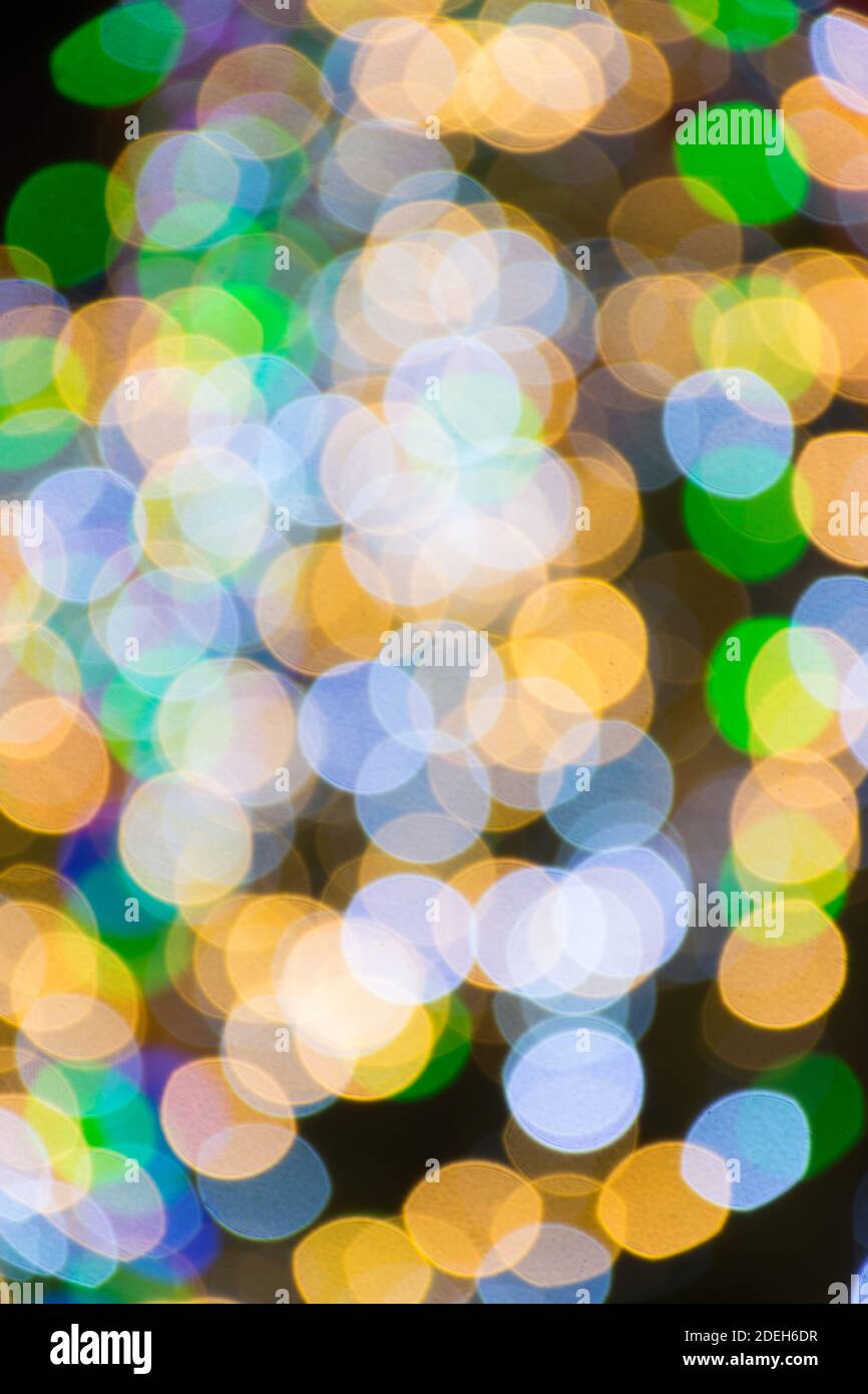 Farbenfroher abstrakter Bokeh-Hintergrund. Winterdekoration, in der Nacht. Stockfoto