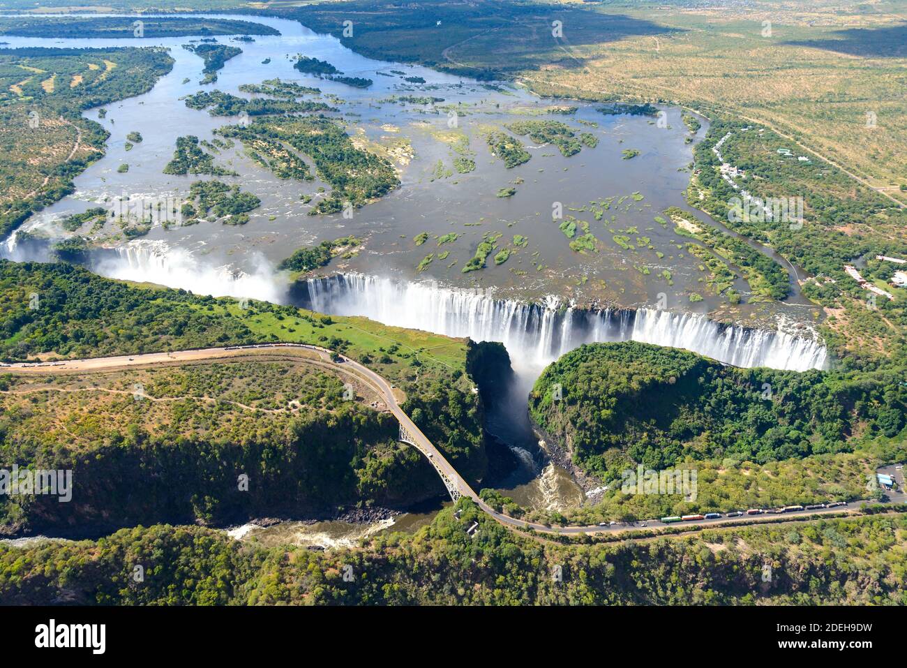 Luftaufnahme der Victoria Falls an der Grenze zwischen Simbabwe und Sambia. Wasserfall vom Zambezi Fluss von oben gesehen. Stockfoto