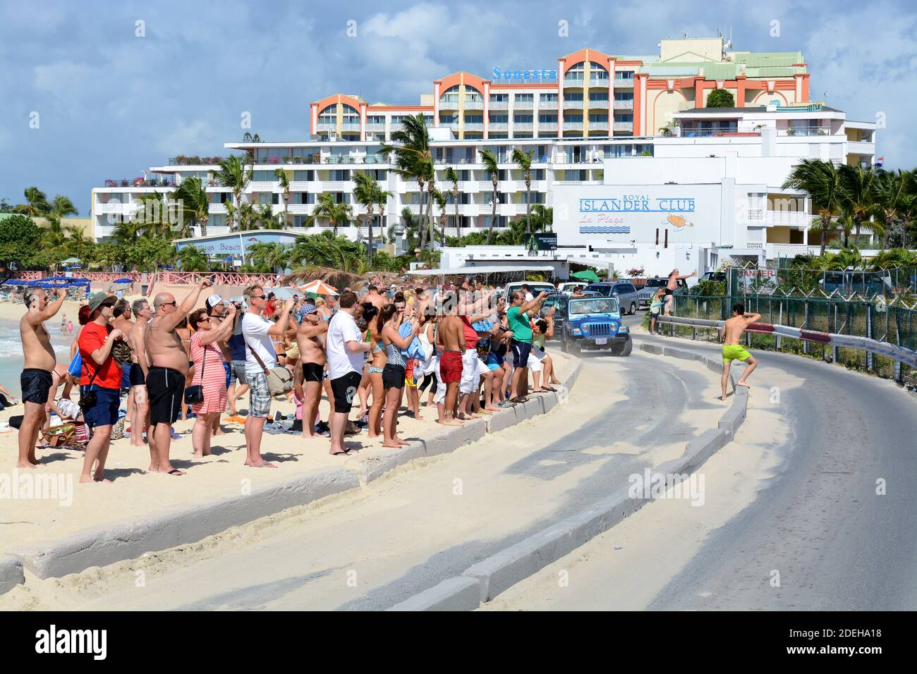 Maho Beach ist voll mit Touristen, die darauf warten, Flugzeuge vom Flughafen St. Maarten in der Karibik abzufliegen. Beliebte SXM Touristenaktivität. Stockfoto