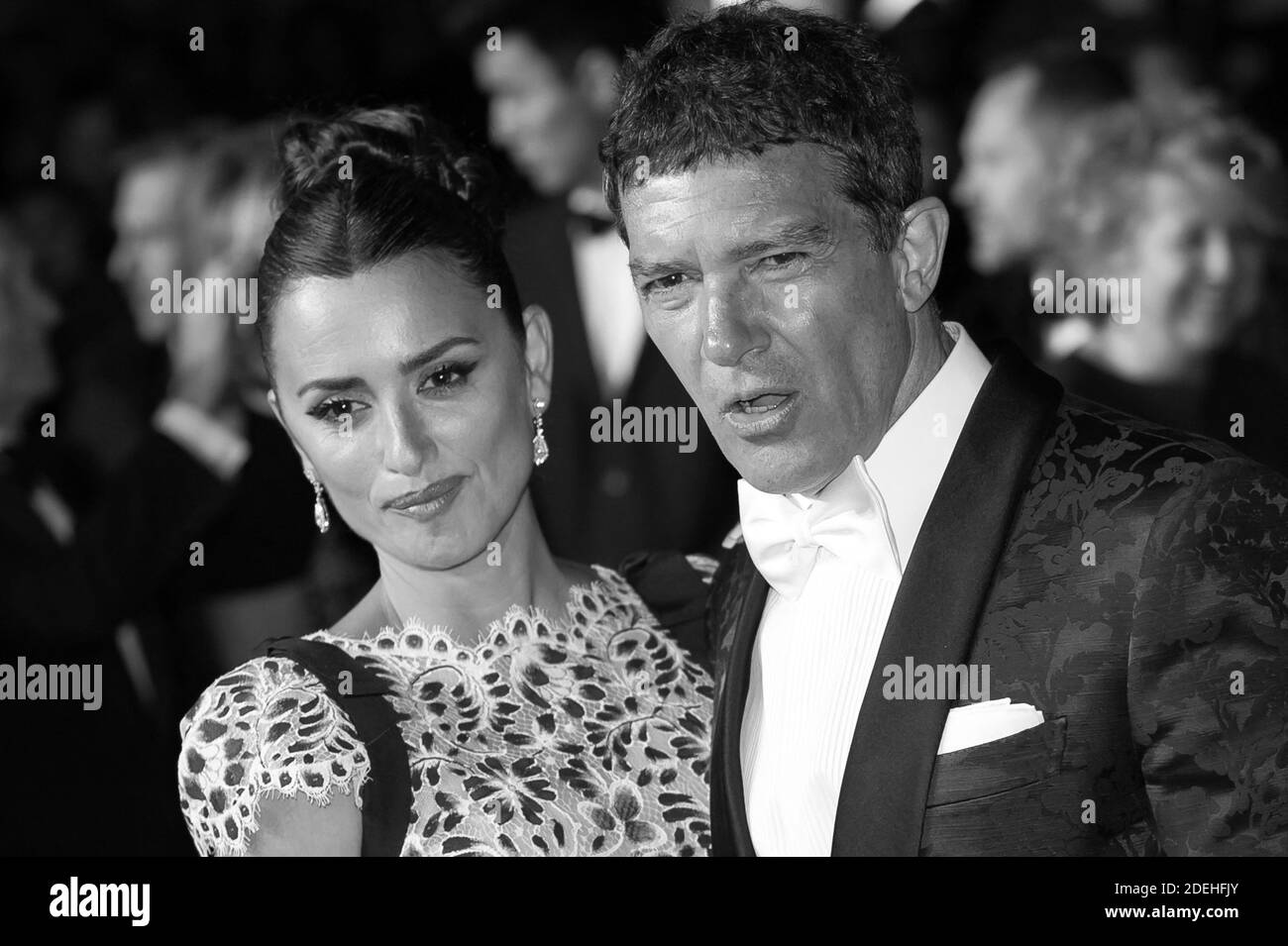 Penelope Cruz und Antonio Banderas verlassen den roten Teppich von "Pain and Glory (dolor Y Gloria / Douleur et Glorie)" Vorführung im Palais des Festivals in Cannes, Frankreich am 17. Mai 2019 im Rahmen der 72. Filmfestspiele von Cannes. Foto von Nicolas Genin/ABACAPRESS.COM Stockfoto