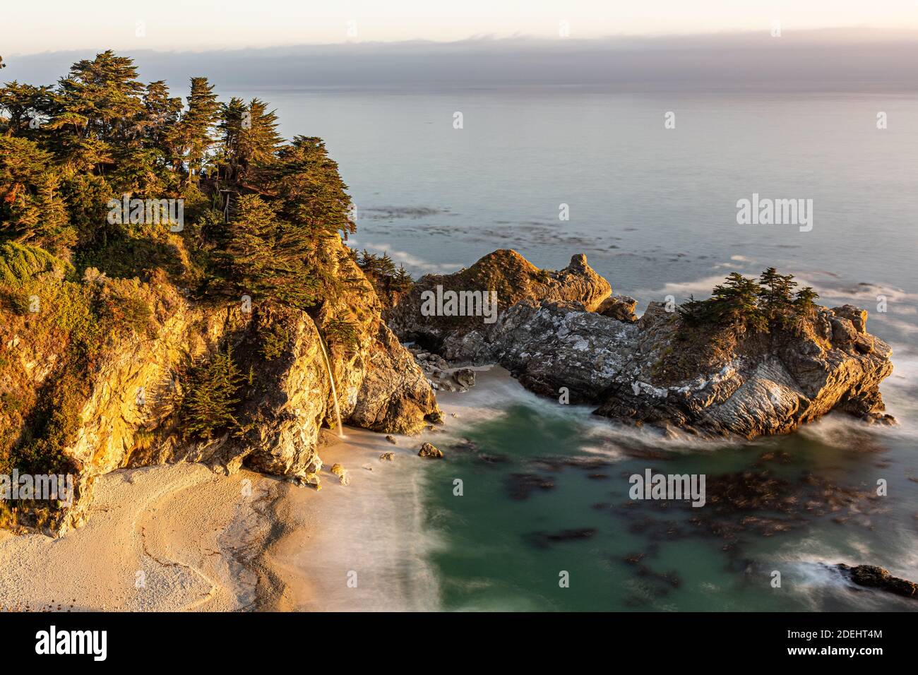 McWay Falls ist ein 80 Meter hoher Wasserfall an der Küste von Big Sur in Zentral-Kalifornien Stockfoto