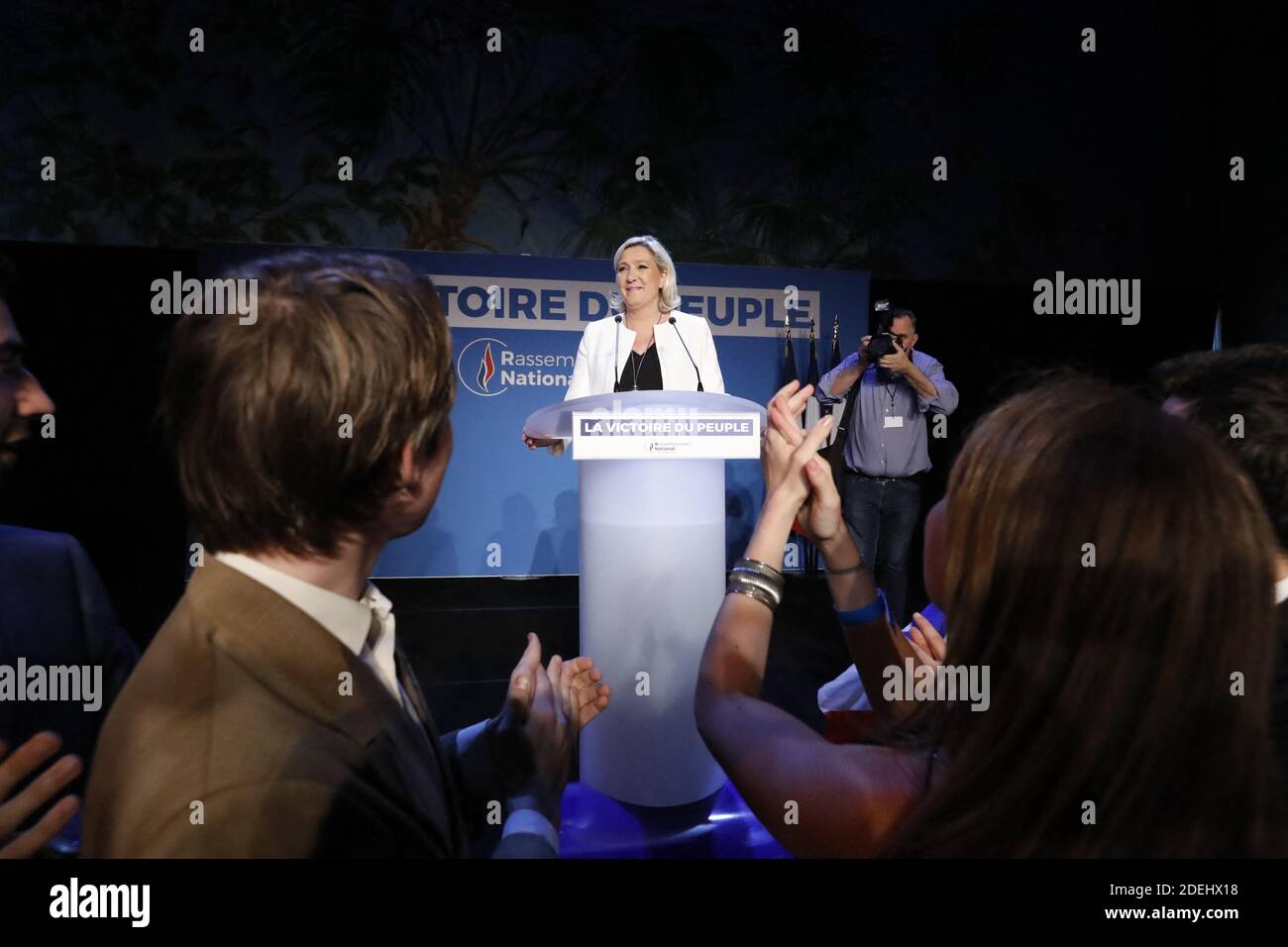 Marine Le Pen, Präsidentin von "Rassemblement National", und Jordan Bardella, Leiter der Europawahlliste, die die Ergebnisse der Europawahlen in Paris, Frankreich, am 26. Mai 2019 bekannt gibt. Foto von Henri Szwarc/ABACAPRESS.COM Stockfoto