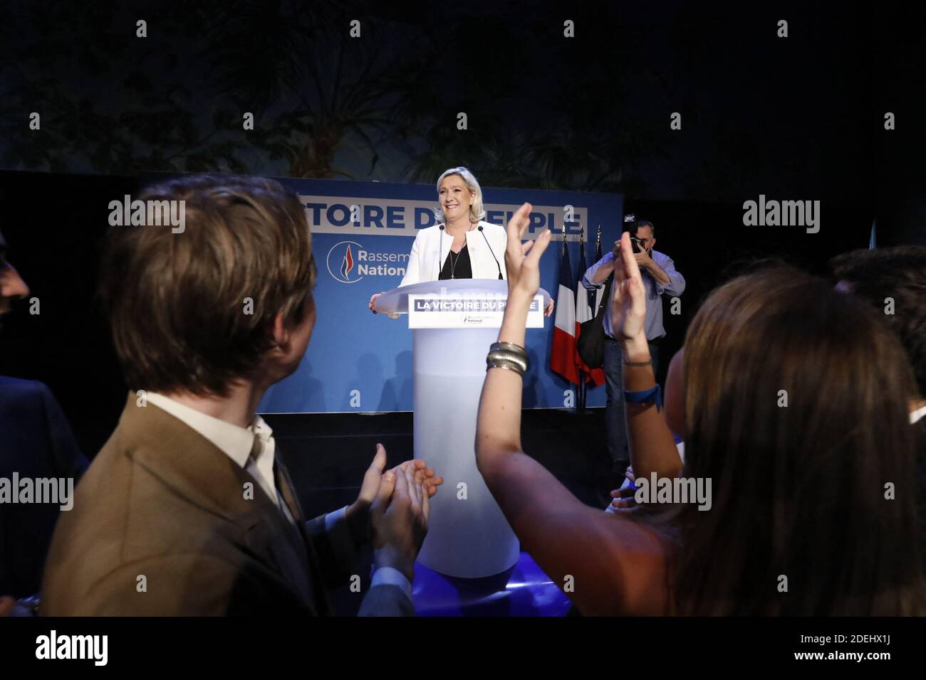 Marine Le Pen, Präsidentin von "Rassemblement National", und Jordan Bardella, Leiter der Europawahlliste, die die Ergebnisse der Europawahlen in Paris, Frankreich, am 26. Mai 2019 bekannt gibt. Foto von Henri Szwarc/ABACAPRESS.COM Stockfoto