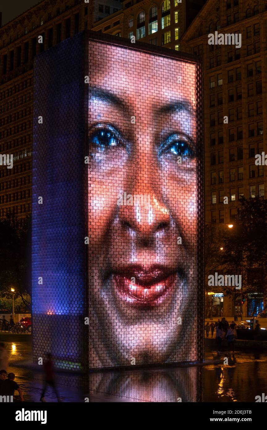 Der Kronenbrunnen von Jaume Plensa in Chicago bei Nacht Stockfoto