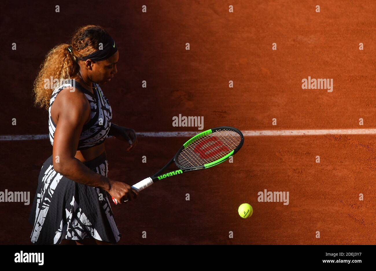 Serena Williams aus den USA gibt den Ball an Sofia Kenin aus den USA während ihrer Frauen Einzel dritten Runde Spiel am Tag sieben des Roland Garros 2019 French Open Tennisturnier in Paris am 1. Juni 2019. .Foto Christian Liewig Abacapress.com Stockfoto