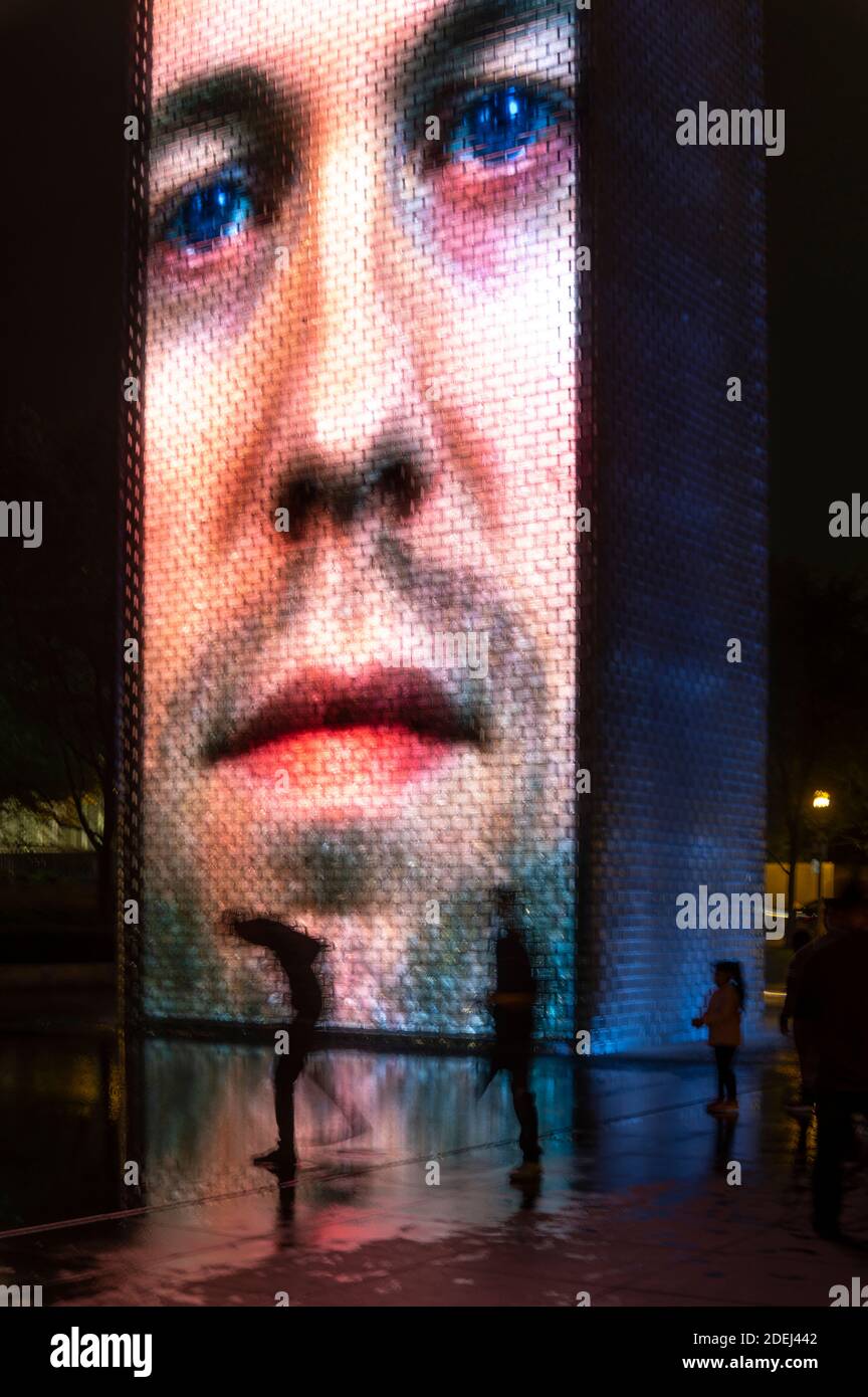 Der Kronenbrunnen von Jaume Plensa in Chicago bei Nacht Stockfoto