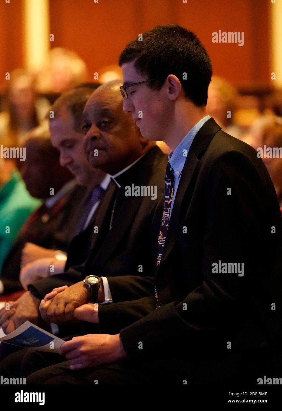 ABE Baker-Butler, AJC Leaders for Tomorrow Alumnus, ganz rechts, hält die Hände mit Erzbischof von Washington Wilton Gregory, beim AJC Global Forum während der Gründung der AJC Community of Conscience, einer Initiative von Glaubens-, ethnischen und bürgerlichen Führern, die Pluralismus fördern und sich gegen Hass und Gewalt in Amerika vereinen. Washington, DC, 2. Juni 2019. Foto mit freundlicher Genehmigung von AJC. Foto von Pool/ABACAPRESS.COM Stockfoto