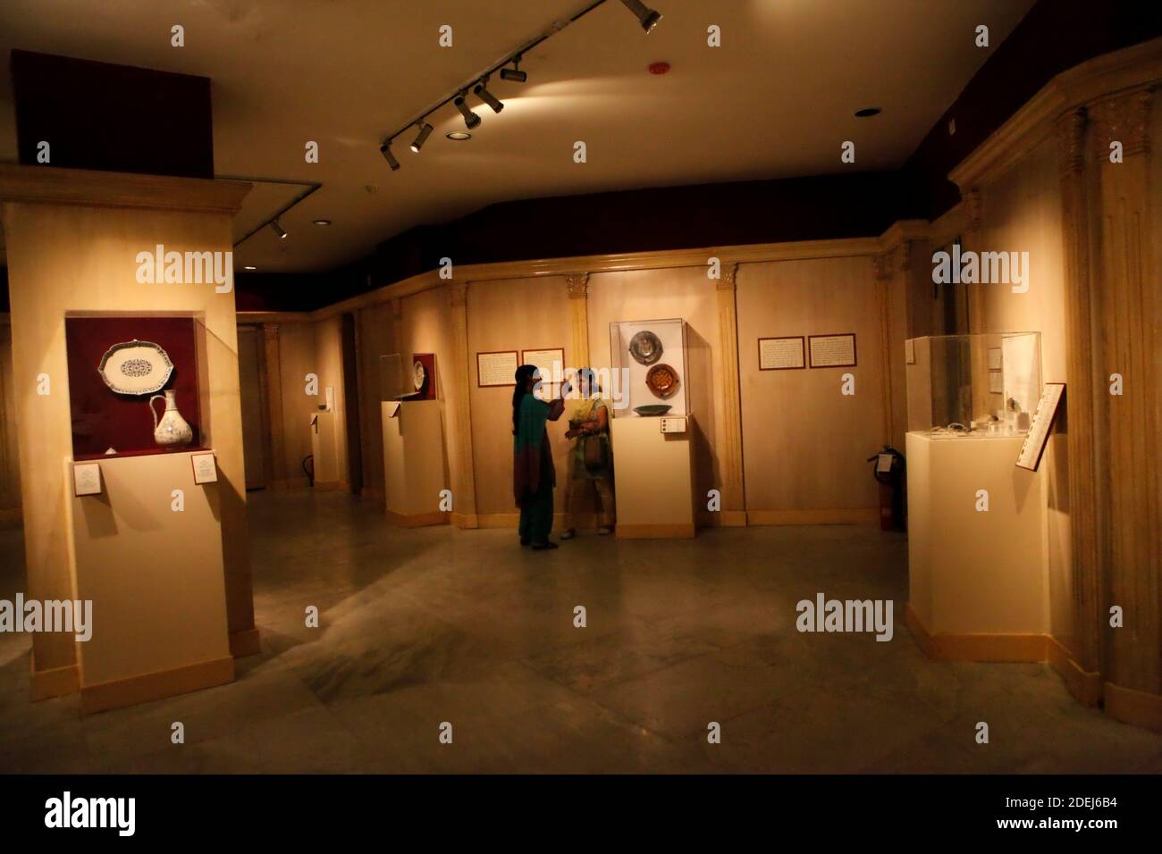 Junge Frauen mit einem mobilen Foto-Session in der dekorativen Kunst Sektion des National Museum of India in Neu Delhi, Indien. Stockfoto