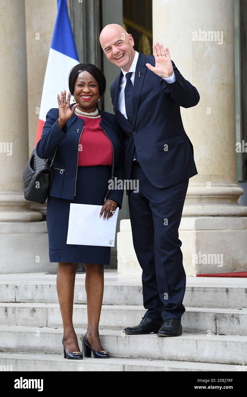 FIFA-Präsident Gianni Infantino und FIFA-Generalsekretärin Fatma Samba Diouf Samoura treffen sich am 4. Juni 2019 im Elysee-Palast in Paris zu einem Treffen mit dem französischen Präsidenten Emmanuel Macron.Foto: David Niviere/ABACAPRESS.COM Stockfoto