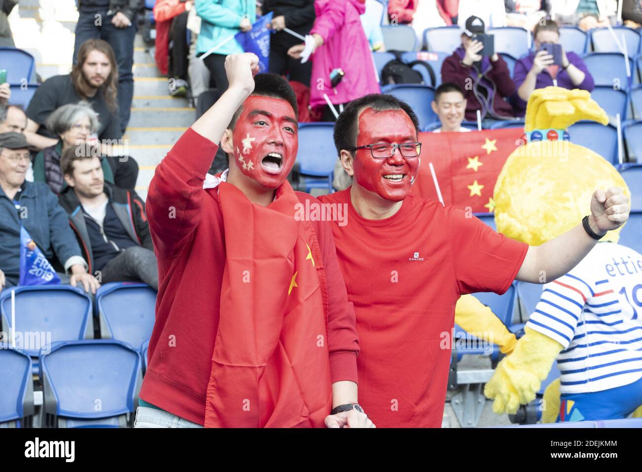 Chinesische Unterstützer während des Spiels der FIFA Frauen-Weltmeisterschaft Frankreich 2019 Gruppe B Spiel zwischen SÜDAFRIKA und CHINA, im Parc des Princes Stadion am 13. Juni 2019 in Paris, Frankreich. Foto von Loic BARATOUX/ABACAPRESS.COM Stockfoto