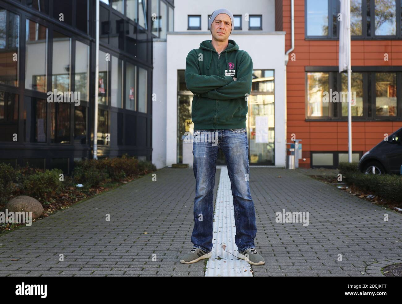 18. November 2020, Nordrhein-Westfalen, Düren: Heinz Krämer (42), Veranstaltungstechniker, steht vor der Arbeitsagentur. Er hat 21 Jahre lang Konzert- und Showbühnen auf- und abgebaut. Dann wurde der Kultursektor im Rahmen der Corona-Maßnahmen stillgelegt. Die Firma, in der er angestellt war, erhielt keine Aufträge mehr. Nach einem halben Jahr ging es bankrott. (To dpa 'Angst trägt mich langsam auf' - Corona Jahr 2020') Foto: Oliver Berg/dpa Stockfoto