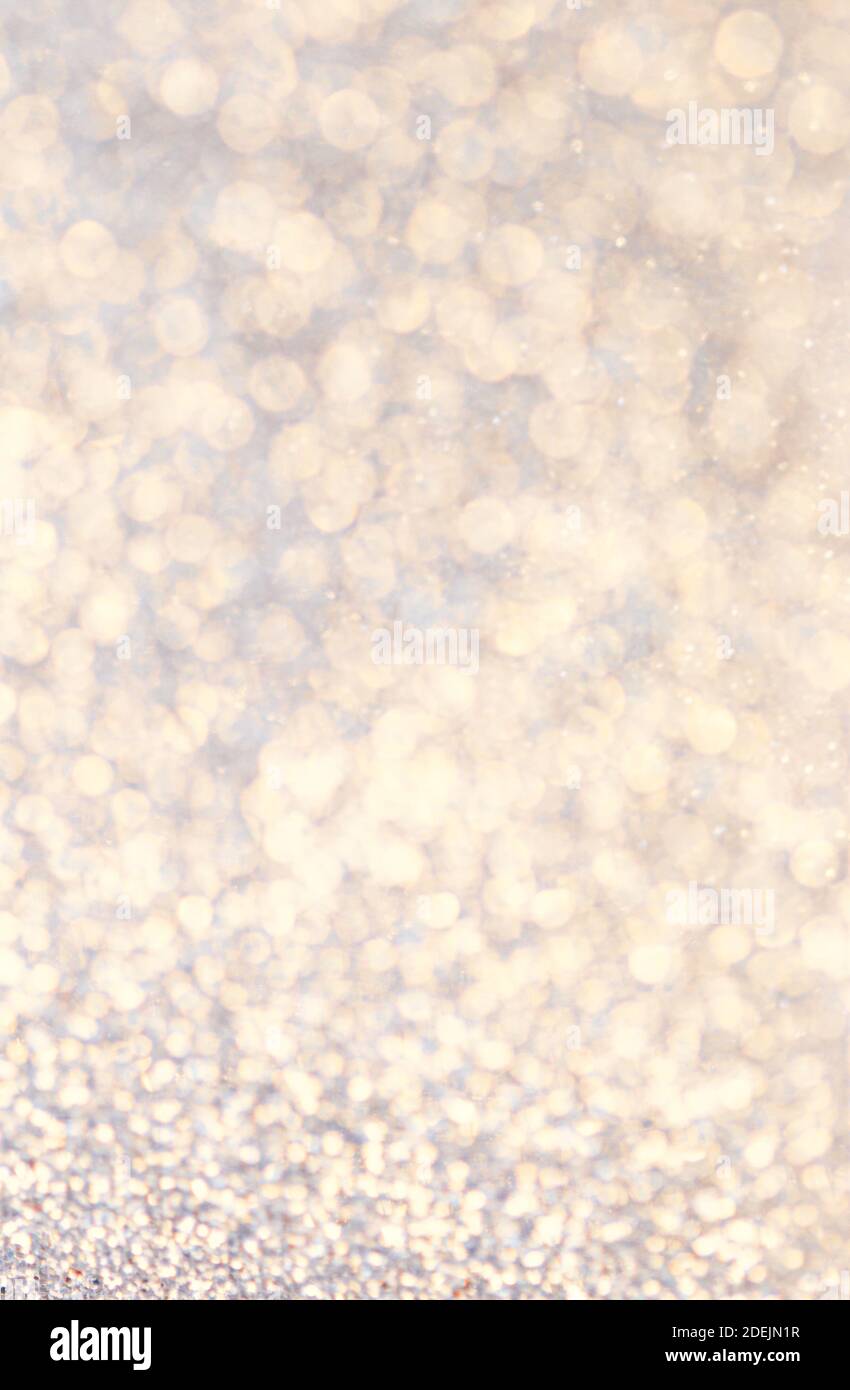 Weihnachten glühenden goldenen Hintergrund. Weihnachtsbeleuchtung. Verschwommenes Weihnachtsbokeh als Grußkarte Stockfoto