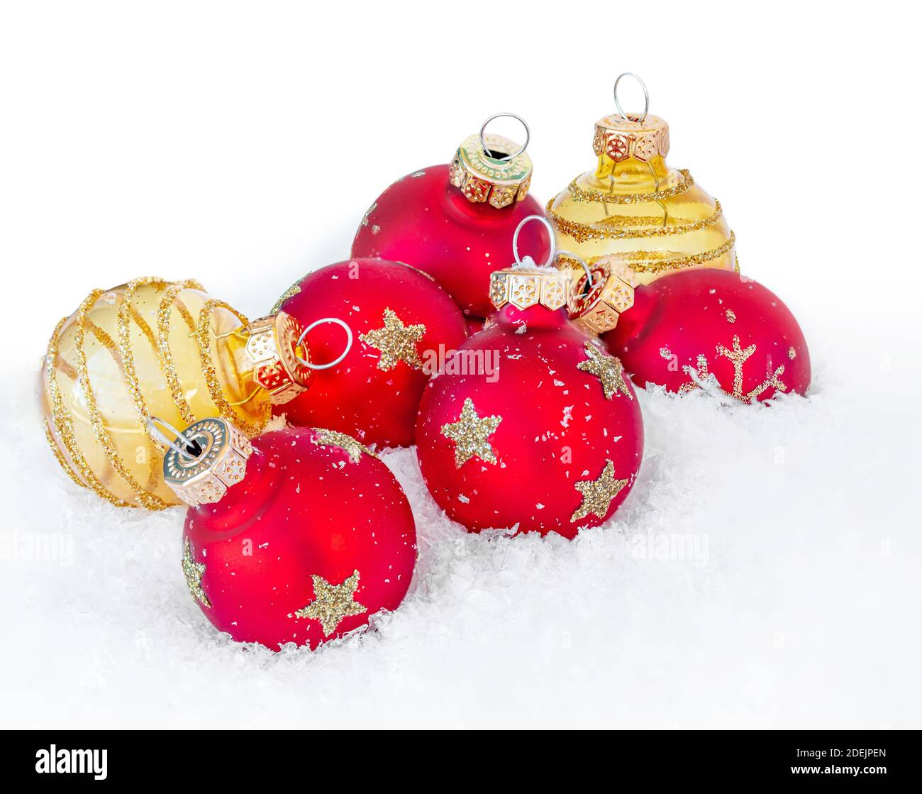 Weihnachten rote Bälle und Schnee isoliert auf weißem Hintergrund. Weihnachtskarte Stockfoto