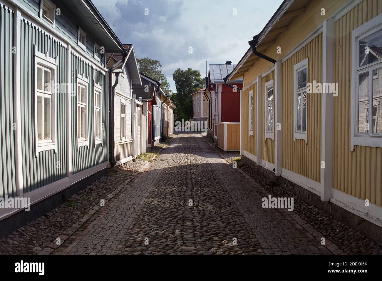 Eine alte Gasse im historischen Museumsviertel der Stadt Rauma, Finnland. Der Ort wird sorgfältig in seinem historischen Zustand gehalten, während die Menschen tatsächlich sind Stockfoto