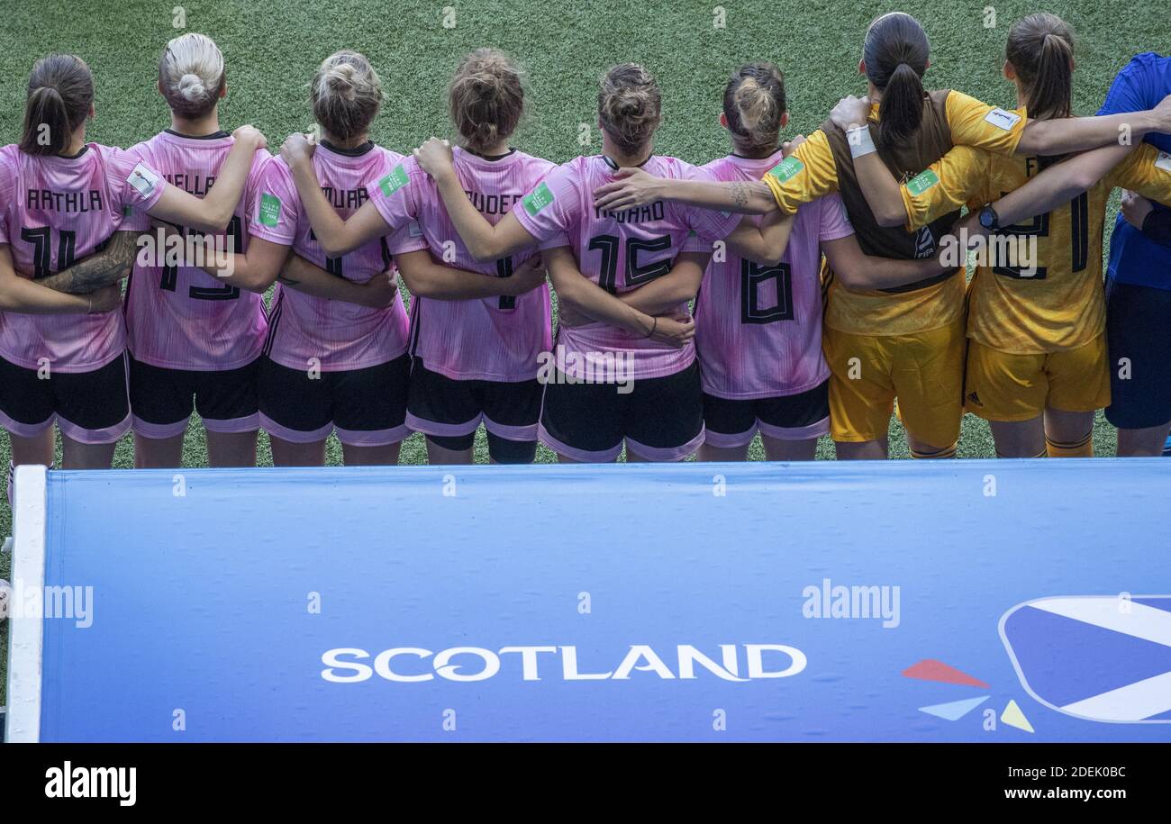 Schottisches Team während der Nationalhymne vor dem Spiel der FIFA Frauen-Weltmeisterschaft Frankreich 2019 Gruppe D Spiel zwischen Schottland und Argentinien, im Parc des Princes Stadion am 19. Juni 2019 in Paris, Frankreich. Foto von Loic Baratoux/ABACAPRESS.COM Stockfoto