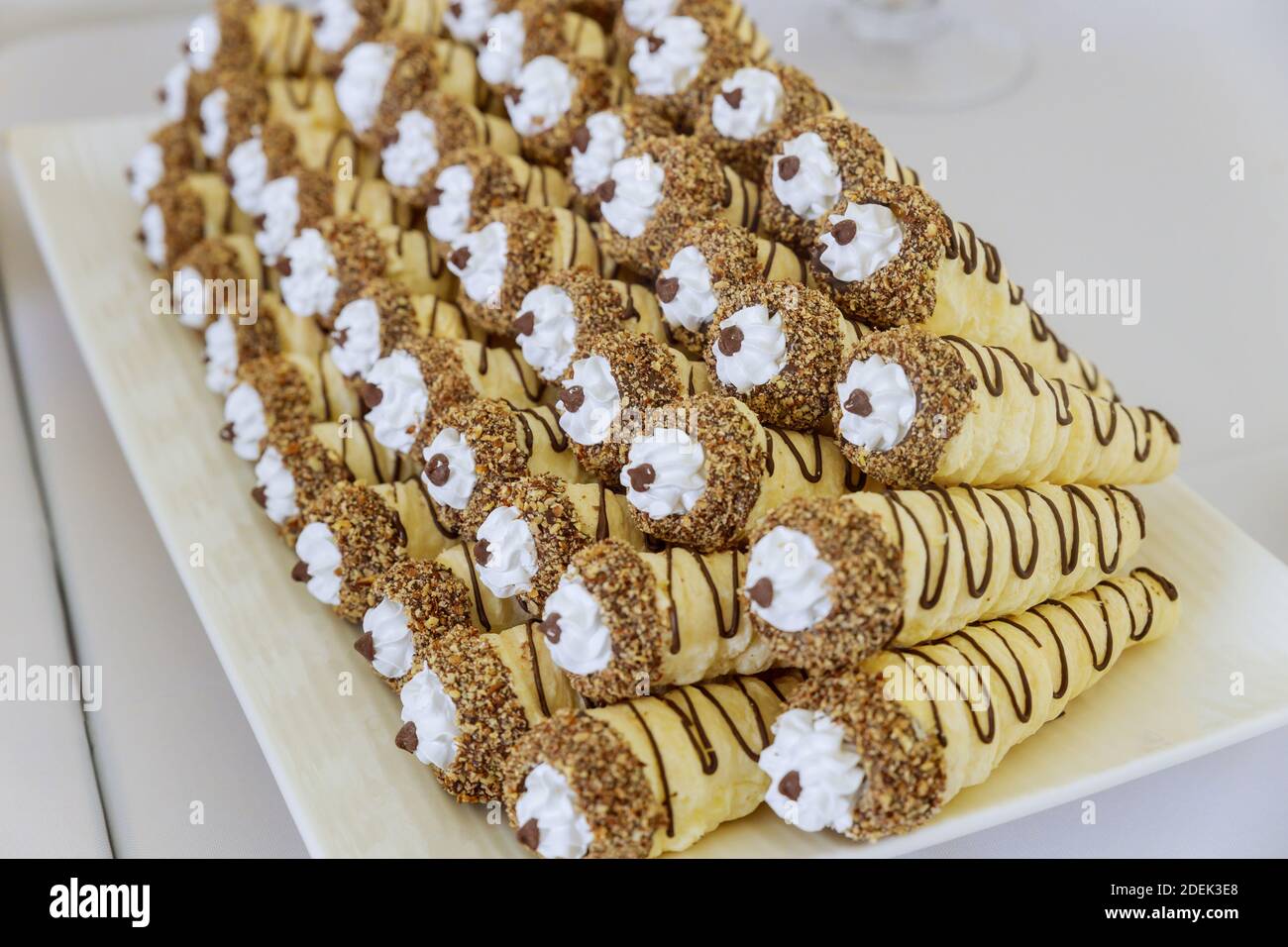 Blätterteighorn mit Schlagschokoladencreme auf dem Tisch. Stockfoto