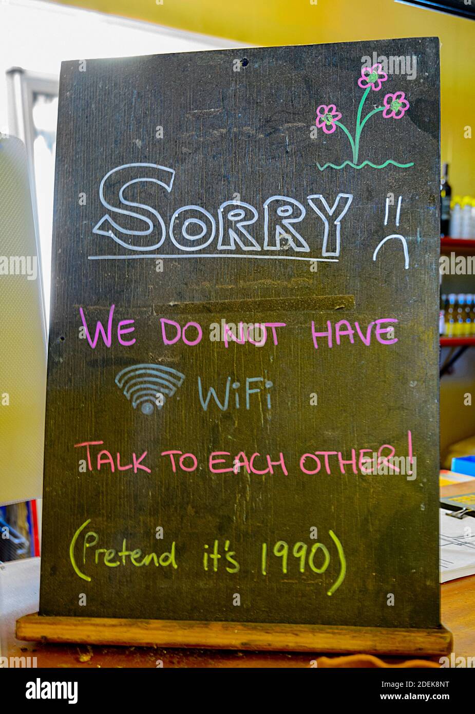 Amüsant Leider haben wir kein WiFi miteinander reden Kreide Zeichen auf einer Tafel in einem Restaurant, Adelaide River Inn, Northern Territory, NT, Australien Stockfoto