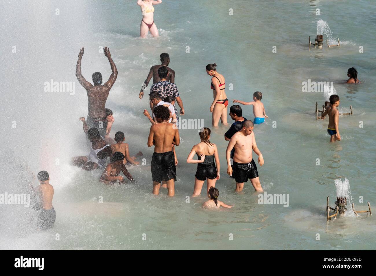 Am 25. Juni 2019 kühlen sich die Menschen im Brunnen der Promenade Trocadero in Paris ab. Laut Prognosen werden die Europäer in dieser Woche bei Temperaturen von bis zu 40 Grad Celsius (104 Grad Fahrenheit) in einer „beispiellosen“ Hitzewelle im Juni, die einen Großteil Westeuropas trifft, eine zischende Hitze spüren. Foto von Samuel Boivin/ABACAPRESS.COM Stockfoto