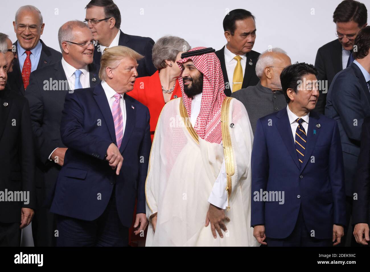 KORREKTUR - US-Präsident Donald Trump und Saudi-Arabiens Kronprinz Mohammed bin Salman sprechen während des Familienfotos beim G20-Gipfel in Osaka am 28. Juni 2019. (Foto von Ludovic MARIN / AFP) / „die in den Metadaten dieses Fotos von Ludovic MARIN aufgetretene irrtümliche Erwähnung(en) wurde in AFP-Systemen wie folgt modifiziert: [Kronprinz] statt [König]. Bitte entfernen Sie die fehlerhaften Nennung(en) umgehend von allen Ihren Online-Diensten und löschen Sie sie (sie) von Ihren Servern. Wenn Sie von AFP autorisiert wurden, diese (diese) an Dritte zu verteilen, stellen Sie bitte sicher, dass die Stockfoto