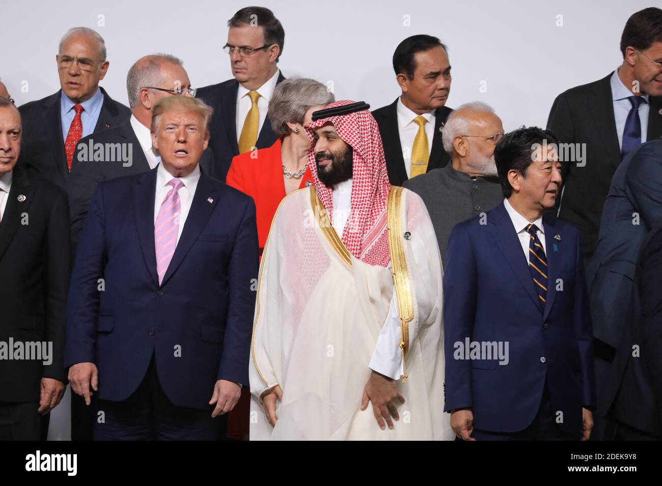 KORREKTUR - US-Präsident Donald Trump und Saudi-Kronprinz Mohammed bin Salman sprechen auf dem Familienfoto beim G20-Gipfel in Osaka am 28. Juni 2019. (Foto von Ludovic MARIN / AFP) / „die in den Metadaten dieses Fotos von Ludovic MARIN aufgetretene irrtümliche Erwähnung(en) wurde in AFP-Systemen wie folgt modifiziert: [Kronprinz] statt [König]. Bitte entfernen Sie die fehlerhaften Nennung(en) umgehend von allen Ihren Online-Diensten und löschen Sie sie (sie) von Ihren Servern. Wenn Sie von AFP autorisiert wurden, diese (diese) an Dritte zu verteilen, stellen Sie bitte sicher, dass die gleiche ac Stockfoto