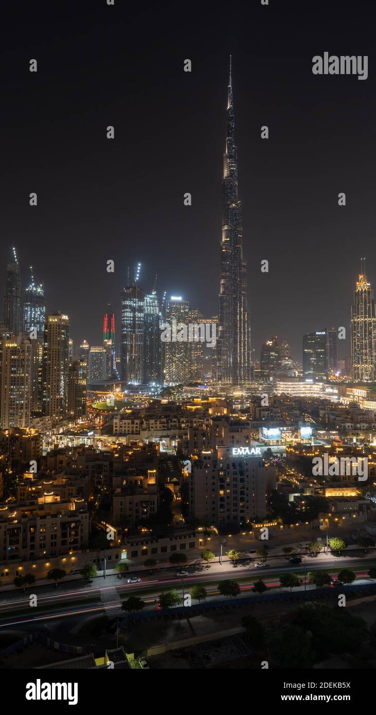 11/2020 - Dubai, Vereinigte Arabische Emirate: Ikonisches Panorama bei Nacht des Burj Khalifa und Dubai Skyline mit schönen Nachtfarben auf anderen Wolkenkratzern i Stockfoto