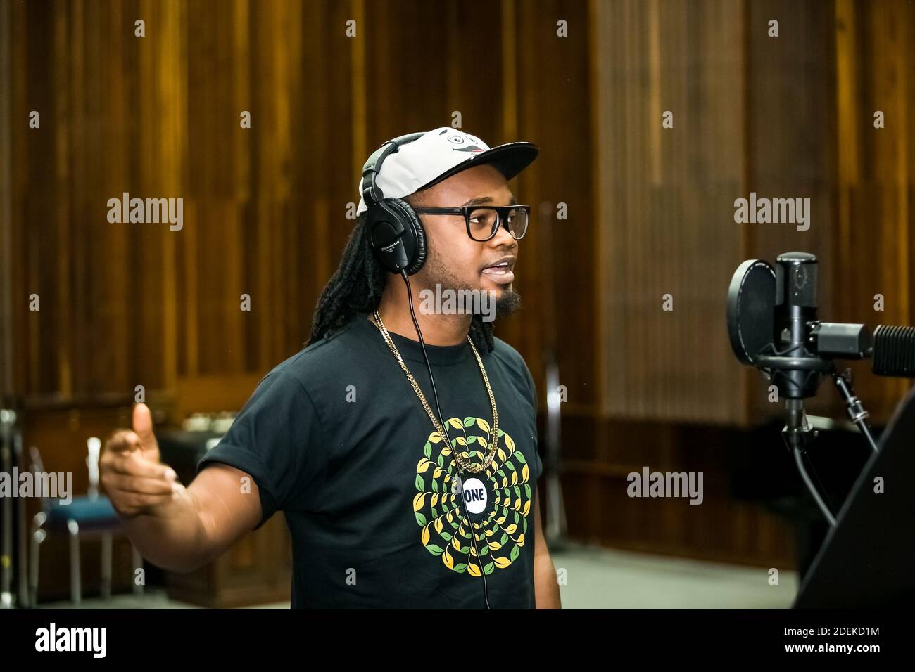Johannesburg, Südafrika - 17. Februar 2014: Afrikanischer Künstler Dontom, Nigeria singt in einem SABC-Aufnahmestudio Stockfoto