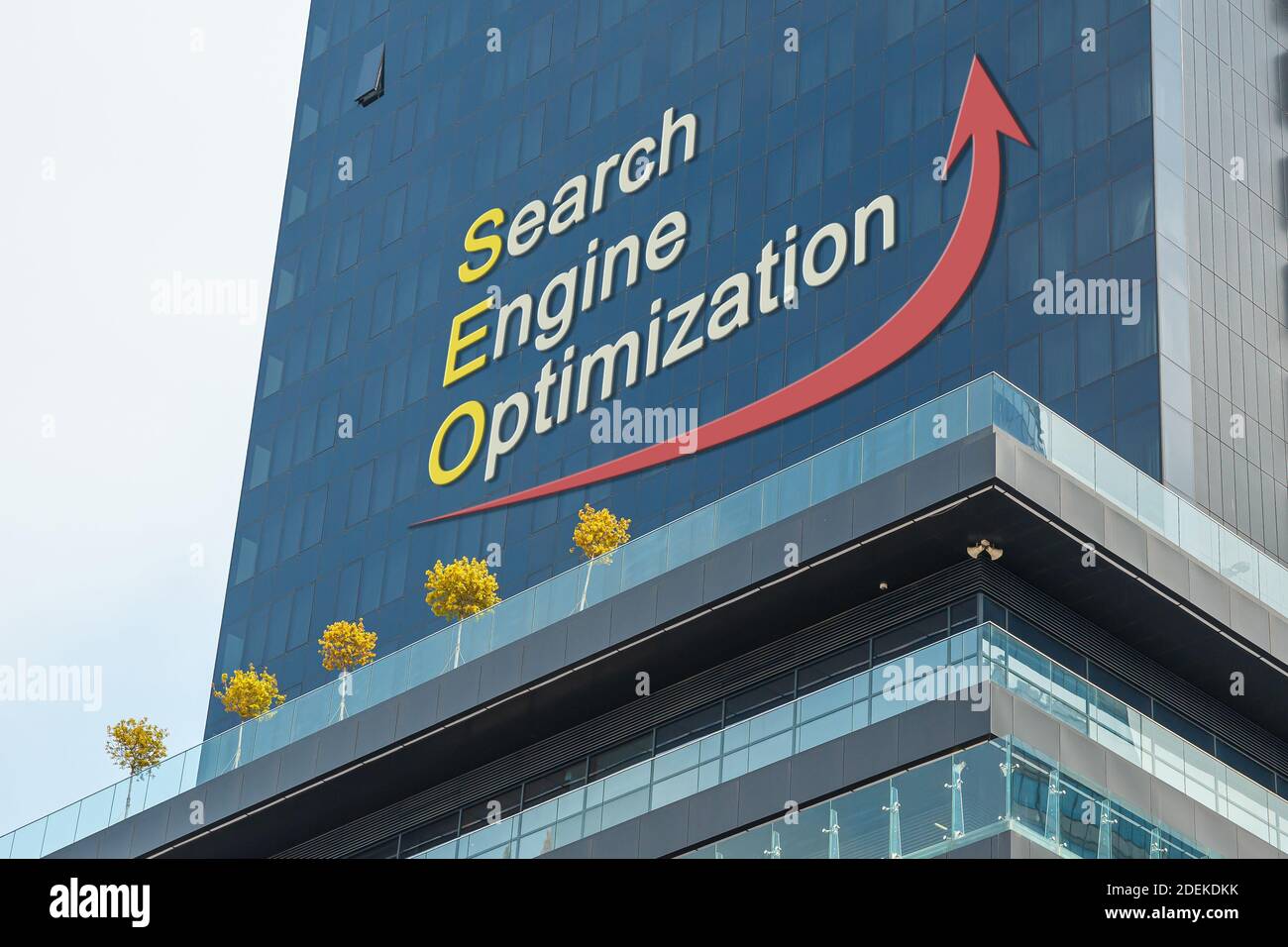 SEO Wort auf einem Firmengebäude geschrieben. Content Marketing Optimierung, Suche und Suche. SEO Internet Konzepte. Stockfoto