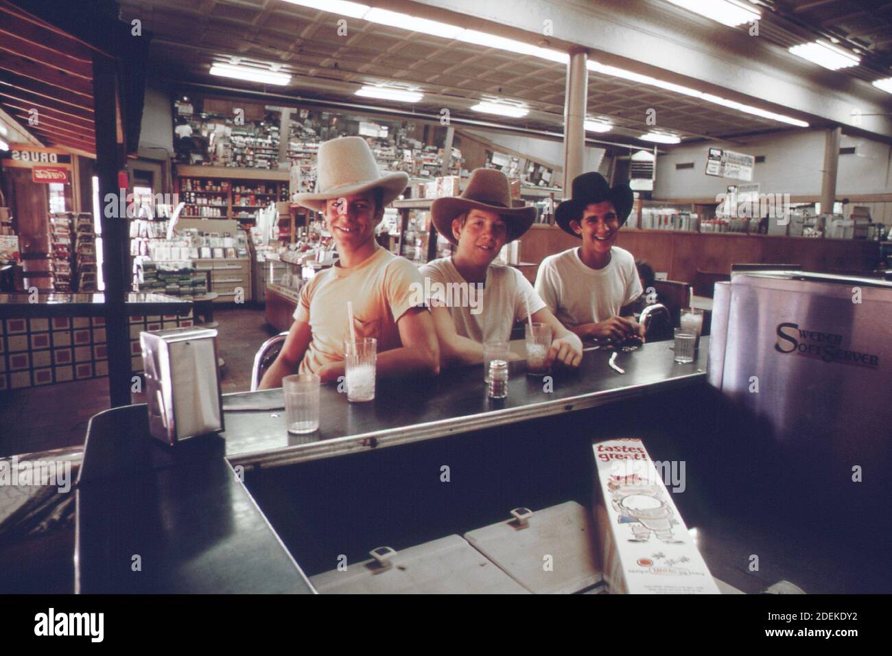 1970er-Jahre Foto (1972) - Jugendliche in Drogerie in Stockyards Bereich (Nordseite) von Ft. Lohnt Sich Stockfoto