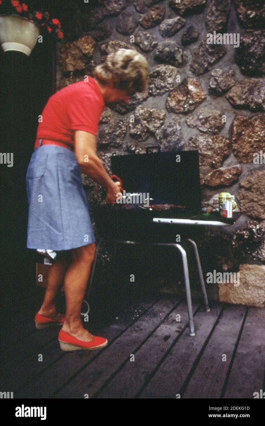 1970s Photos (1973) - Gastgeberin; Ehefrau eines pensionierten Werbeträgers; bereitet Hamburger auf einer Party an ihrem Seeufer-Haus im ''Land der fünften Jahreszeit''' vor; eine wohlhabende Enklave am Lake Ozark (Lake of the Ozarks Missouri Area) ' Stockfoto