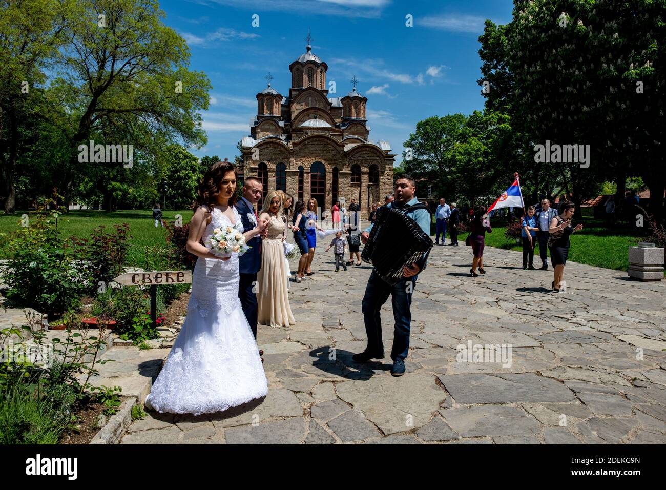 Gracanica, 18 Mai 2019. Dans ce monastère important considéré comme le coeur historique de l'orthodoxie serbe, des familles viennent depuis la Serbie pour des mariages. Stockfoto