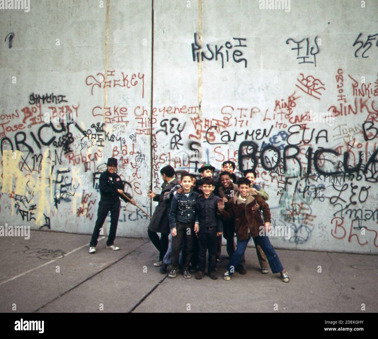 1970er Foto (1973) - EIN Bürgersteig in der Bronx wird Ein Spielplatz für diese Jugendlichen (New York City) Stockfoto